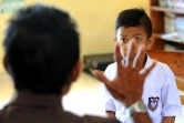 Un instituteur s'adresse à un élève sourd en langage des signes, le 20 juillet 2016 à Bengkala en Indonésie
