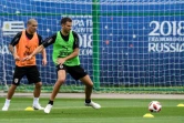 L'attaquant Christian Stuani avec Maxi Pereira lors d'une séance d'entraînement de l'Uruguay à Nijni Novgorod, le 2 juillet 2018
