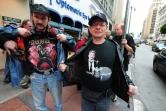 Des fans montrent leurs t-shirt à l'effigie de Johnny Hallyday avant d'assister à son concert à l'Orpheum Theatre de Los Angeles, le 24 avril 2012