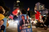Des partisans du Kuomintang font campagne pour leur candidat Hou Yu-ih, le 11 janvier 2024 dans une rue de Taipei
