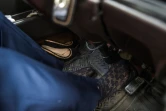 Parisa Haidary conduit son minibus en chaussettes à Kaboul, le 31 octobre 2019 en Afghanistan
