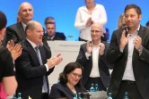 Andrea Nahles est applaudie par les dirigeants du SPD après son élection à la tête du parti, le 22 avril 2018 à Wiesbaden 