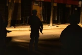 Un membre des forces spéciales de la police patrouille dans une rue de Kharkiv, en Ukraine, le 30 mars 2022.