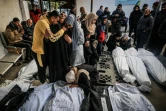 Photo d'archive de Palestiniens pleurant après avoir identifié les corps de leurs proches tués lors d'un bombardement dans le sud de la bande de Gaza, à Rafah, le 8 février 2024