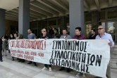 Des activistes anti-saisies manifestent contre les enchères immobilières devant le tribunal de Thessalonique, le 21 juin 2017 en Grèce