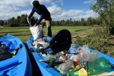 Omar Menchaca débarque les déchets en plastique qu'il a récupérés dans les eaux des canaux de Xochimilco, le 25 janvier 2022 au Mexique