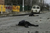 Deux cadavres dans une rue de Boutcha, près de Kiev, le 2 avril 2022