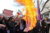 Des Iraniens brûlent le drapeau américain lors d'une manifestation en soutien au gouvernement iranien, à Ardébil (nord) le 20 novembre 2019