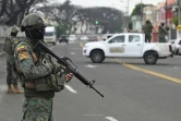 Des soldats aux abords de la base aérienne de Guayaquil, où sont arrivés des proches du baron de la drogue "Fito", le 19 janvier 2024 en Equateur