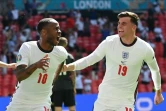 L'attaquant anglais Raheem Sterling célèbre son but contre la Croatie à l'Euro, sous les yeux de son équipier Mason Mount le 13 juin 2021 à Wembley
