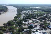 Vue aérienne du pont international Jose Antonio Paez à Arauca, en Colombie, à la frontière avec le Venezuela, le 22 janvier 2022

