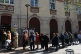Des électeurs attendent pour voter au 1er tour de la présidentielle, le 10 avril 2022 à Paris