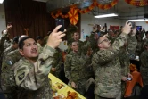Des soldats photographient le président américain Donald Trump lors de sa visite surprise sur la base américaine de Bagram, le 28 novembre 2019