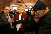 Marine Le Pen parle aux clients d'un bar à Pruno en Corse le 26 novembre 2017, lors d'une visite pour soutenir Charles Giocomi