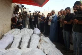 Des proches de victimes d'une frappe israélienne se recueillent à l'hôpital des Martyrs d'Al-Aqsa, à Deir al-Balah, dans le centre de la bande de Gaza, le 17 août 2024, sur fond de conflit entre Israël et le mouvement islamiste Hamas