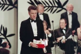 Le réalisateur américain David Lynch reçoit une Palme d'Or pour son film "Sailor et Lula" (Wild at Heart) au Festival de Cannes, le 21 mai 1990