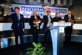 Philip Claeys, du Vlaams Belang, Marine Le Pen, président du Rassemblement national (RN) français, Tom Van Grieken, chef du Vlaams Belang, et Steve Bannon, ancien conseiller de Donald Trump lors d'une réunion publique à Bruxelles le 8 décembre 2018