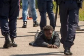Un migrant est au sol face à des policiers le 1er juin 2017 à Calais