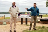 Michael Lavin (G), le directeur des collections de Jamestown Rediscovery, l'association en charge du site, et son collègue David Givens, chargé de l'archéologie, le 10 mai 2022 sur le site du fort de Jamestown