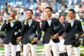 Les Français Karim Laghouag, Mathieu Lemoine, Nicolas Astier et Thibaut Vallette avec leurs médailles d'or du concours complet par équipes le 9 août 2016 à Rio