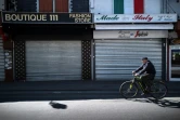 Un cycliste dans une rue déserte de Lourdes, dans le sud de la France, le 9 avril 2020 