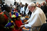 Le pape François salue des enfants dans un centre géré par l'ONG catholique Caritas où sont accueillis des migrants, le 30 mars 2019 à Rabat, au Maroc