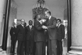 Le président de la République française Valéry Giscard d'Estaing (G) raccompagne le 03 mars 1975 le maréchal Jean Bedel Bokassa, sur le perron du Palais de l'Élysée à Paris, à l'issue d'un entretien