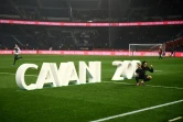 Edinson Cavani pose avec un trophée célébrant son 200e but sous les couleurs du Paris SG après un match contre Bordeaux le 23 février 2020 au Parc des Princes