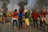 Des manifestants irakiens bloquent une route dans la ville irakienne de Najaf (sud), le 27 novembre 2019