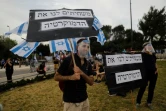 Un Israélien manifeste contre le prochain gouvernement d'union devant le Parlement à Jérusalem, le 14 mai 2020