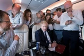 Le Premier ministre britannique Boris Johnson parlant à des journalistes à bord d'un avion l'emmenant en Inde, peu après son départ de Londres, le 20 avril 2022