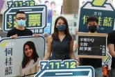 Gwyneth Ho (C), candidate aux primaires du camp pro-démocratie à Hong Kong, aux côtés d'Anthony Wong (G) et Lester Shum (D), le 11 juillet 2020