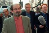 Salman Rushdie sous escorte à Londres en septembre 1998