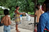 Distribution de masques aux habitants de Mana, en Guyane, le 13 juin 2020