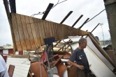 Un homme examine les restes de sa maison à Catano, à Porto Rico, le 21 septembre 2017 après le passage de l'ouragan Maria