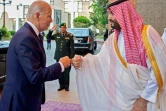 Le prince héritier saoudien Mohammed ben Salmane échange un salut poing contre poing avec le président américain Joe Biden le 15 juillet 2022 à Jeddah (Arabie saoudite)
