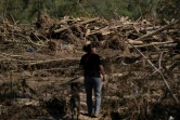 Une femme accompagnée d'un chien cherche d'éventuelles victimes dans les décombres de Burnsville, en Caroline du Nord, le 5 octobre 2024