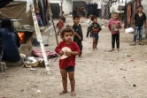 Des enfants palestiniens photographiés dans un camp de déplacés, le 17 octobre 2024 à Deir el-Balah dans le centre de la bande de Gaza