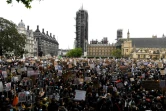Rassemblés devant le Parlement à Londres, des milliers de manifestants protestent contre le racisme et les brutalités policières, le 6 juin 2020