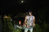 Le chasseur Enrique Galan tient un python birman qu'il a attrapé dans le parc national des Everglades, le 11 août 2022 en Floride