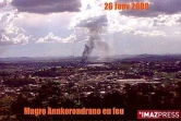Lundi 26 Janvier 2009

Le grossiste Magro (groupe TIKO - appartenant au président Marc Ravalomanana) en feu à 15 heures (heure de Madagascar)

Photo DR