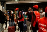 Des "gilets rouges" de la SNCF donnent des informations aux voyageurs le 25 juillet 2021 à la gare Montparnasse à Paris 