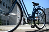 Une femme apprend à faire du vélo à Rennes en juin 2020, grâce à des cours gratuits