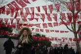 Des personnes marchent dans la rue à Istanbul le 6 avril 2017