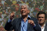 L'écrivain péruvien Mario Vargas Llosa harangue la foule lors d'une manifestation à Barcelone le 8 octobre 2017