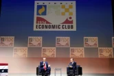 Donald Trump (g), accompagné de l'ambassadeur des États-Unis aux Émirats arabes unis, John Rakolta, s'adresse au Detroit Economic Club qui se tient au Motor City Casino à Détroit, Michigan, le 10 octobre 2024