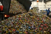 Un camion-benne déverse des canettes usagées dans un hangar de l'entreprise Latasa Garimpeiro Urbano, le 26 juin 2023 à Sao Paulo, au Brésil