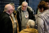 Louis-Renée Penneau (g), avocat des parties civiles dans l'affaire Barbot, parle avec des membres de la famille de la victime dans l'enceinte de la cour d'assises à Nantes, le 14 janvier 2016