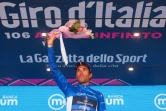 Thibaut Pinot avec le maillot bleu de meilleur grimpeur du Giro à l'arrivée de la 18e étape, le 25 mai 2023 à Zoldo Alto  