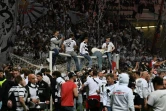 Les supporters de l'Eintracht Francfort affichent leur ferveur après la qualification pour la finale de la Ligue Europa, le 5 mai 2022 à Francfort
